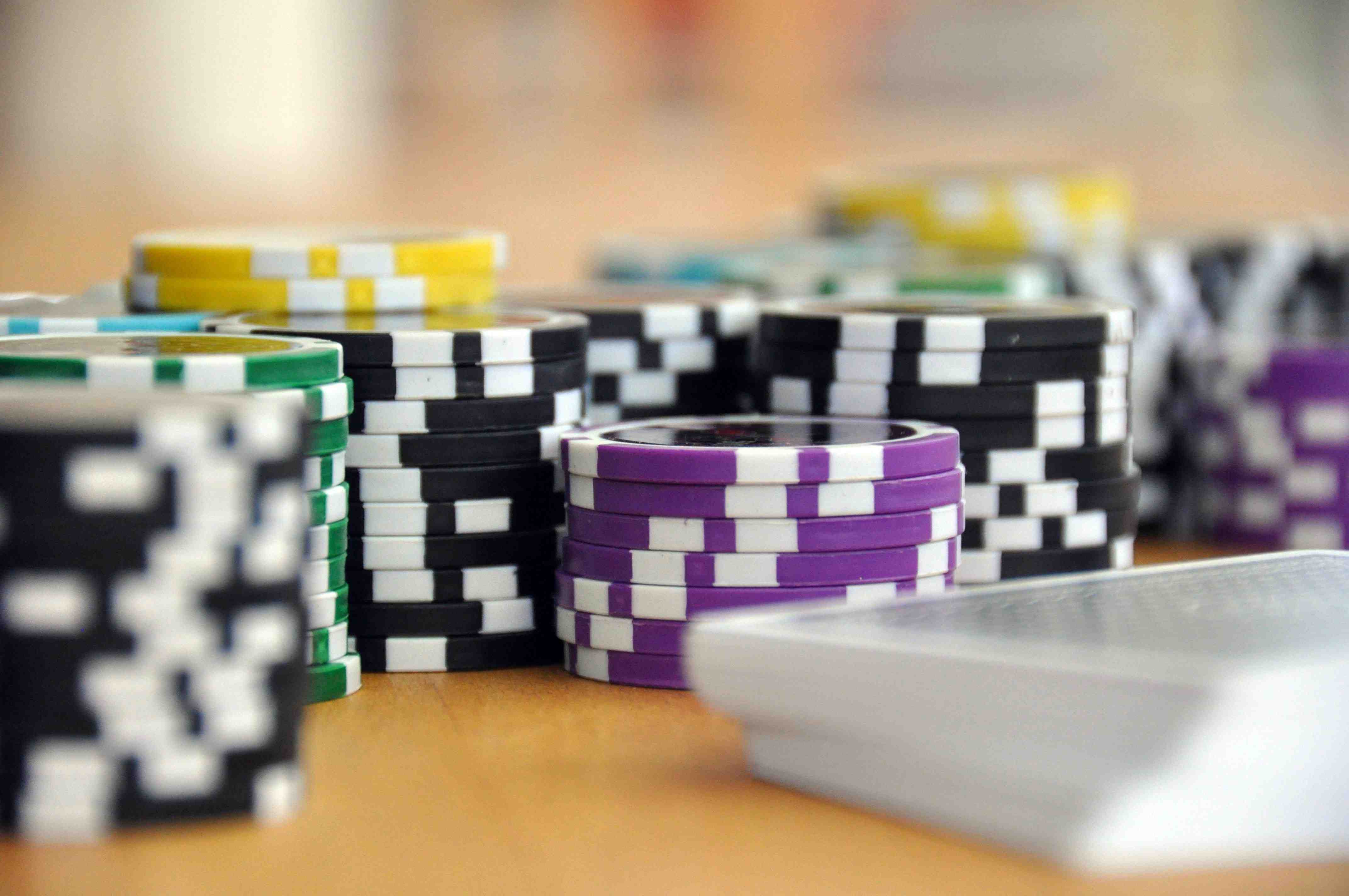 Ilustrasi permainan kasino online slot dan live dealer